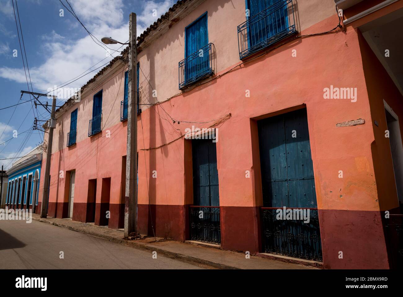 Rue à l'architecture coloniale bien préservée dans la ville de Remedios, Cuba Banque D'Images
