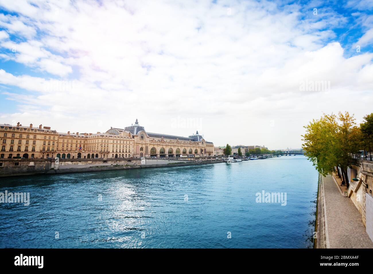 Seine à Paris vue sur le centre ville pas d'embarquement du quai Anatole France et musée d'Orsay Banque D'Images