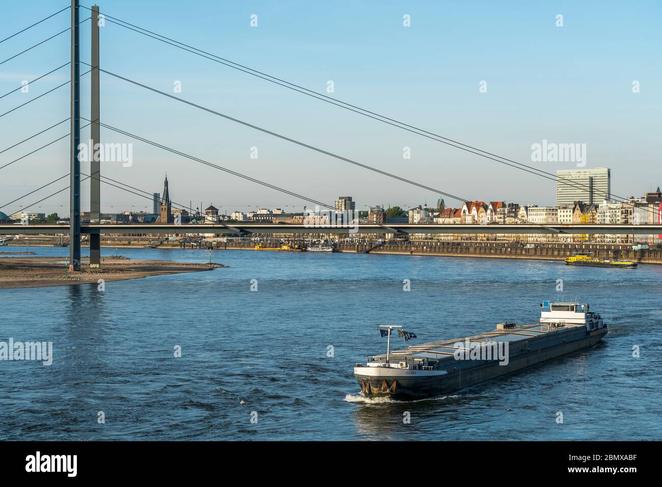 Die Rheinkniebrücke über den Rhein BEI der Landeshauptstadt Düsseldorf, Nordrhein-Westfalen, Deutschland, Europa | Pont Rheinniebrücke au-dessus de l' Banque D'Images