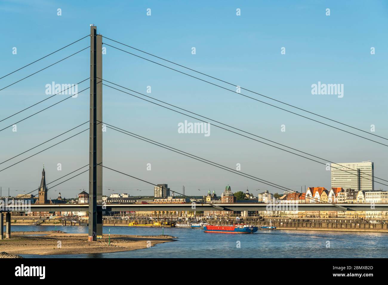 Die Rheinkniebrücke über den Rhein BEI der Landeshauptstadt Düsseldorf, Nordrhein-Westfalen, Deutschland, Europa | Pont Rheinniebrücke au-dessus de l' Banque D'Images