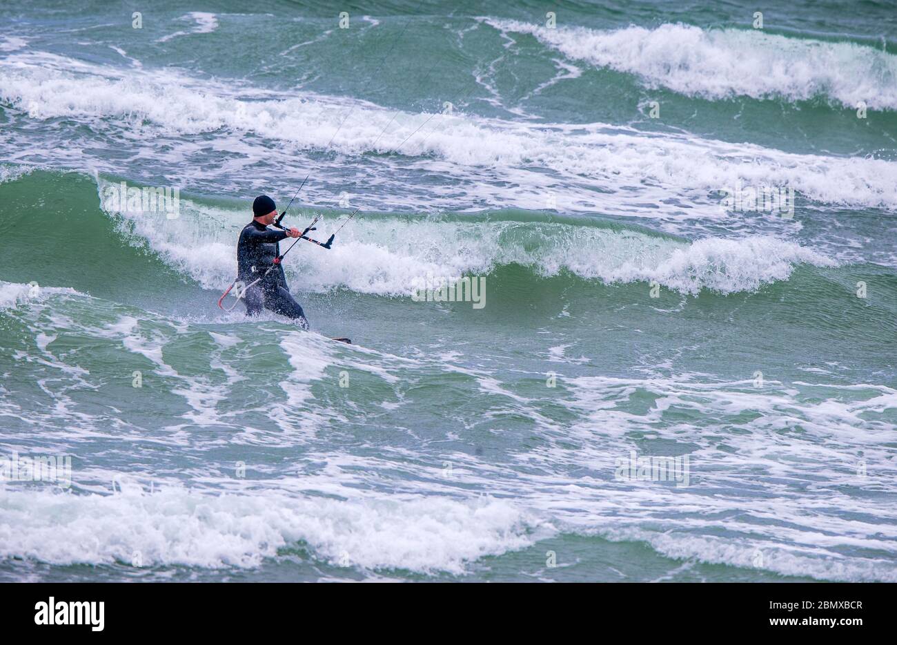 Rostock, Allemagne. 11 mai 2020. Les surfeurs de cerf-volant sont dehors et autour avec leurs cerfs-volants sur la mer Baltique au large de Warnemünde par temps orageux. Le temps est froid et très venteux au printemps de mai avec des températures autour de huit degrés. Credit: Jens Büttner/dpa-Zentralbild/dpa/Alay Live News Banque D'Images