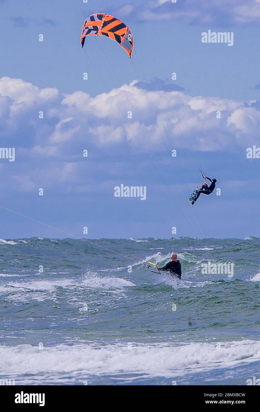Rostock, Allemagne. 11 mai 2020. Les surfeurs de cerf-volant sont dehors et autour avec leurs cerfs-volants sur la mer Baltique au large de Warnemünde par temps orageux. Le temps est froid et très venteux au printemps de mai avec des températures autour de huit degrés. Credit: Jens Büttner/dpa-Zentralbild/dpa/Alay Live News Banque D'Images