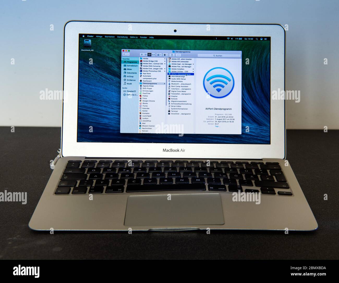 26 avril 2020, Berlin : un MacBook Air (année de fabrication 2011) avec un  écran de 11 pouces se tient sur une table. La batterie gonflée a séparé le  trackpad et le