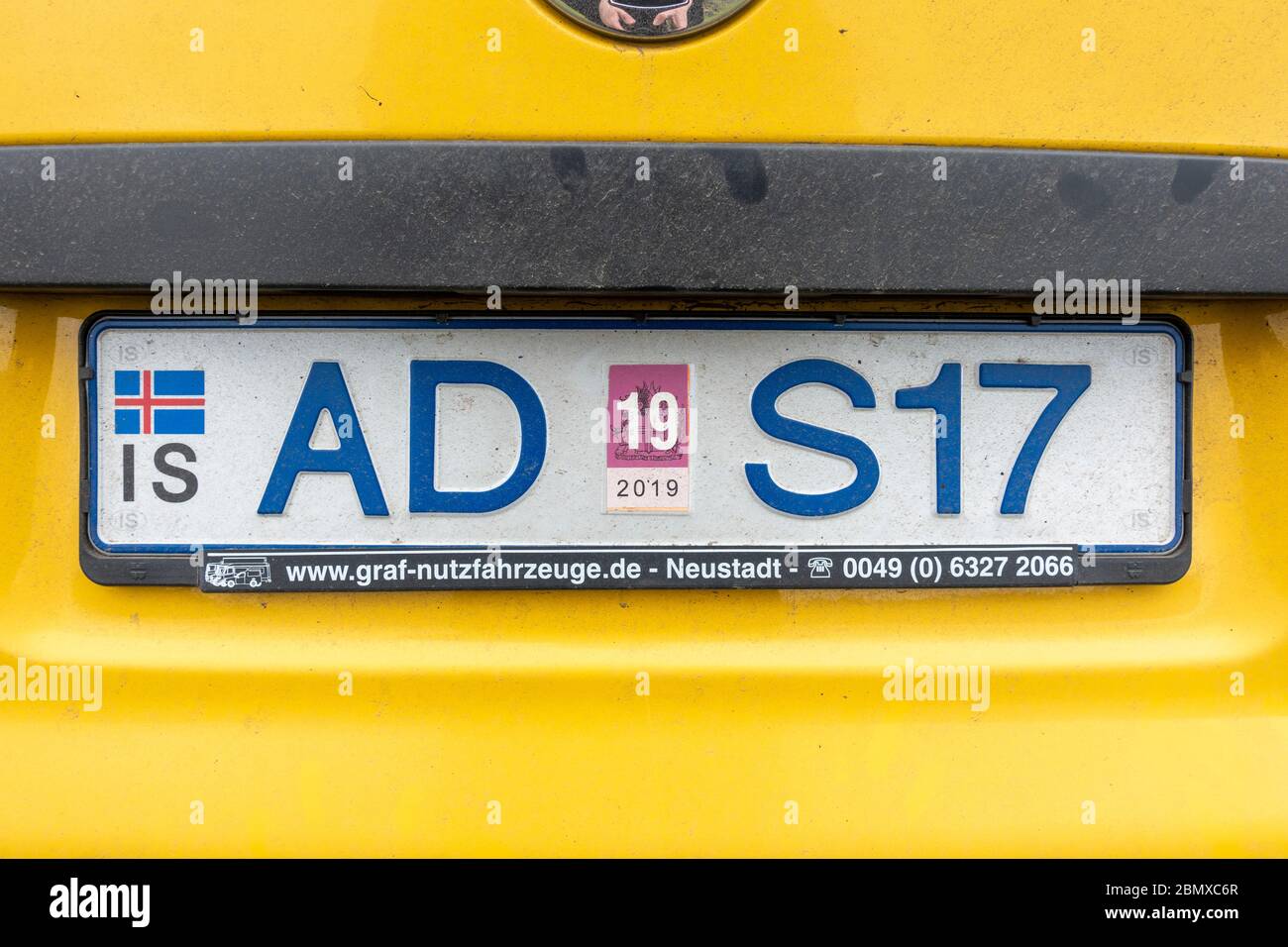 Numéro de voiture/plaque d'immatriculation islandais typique sur un véhicule  en Islande Photo Stock - Alamy