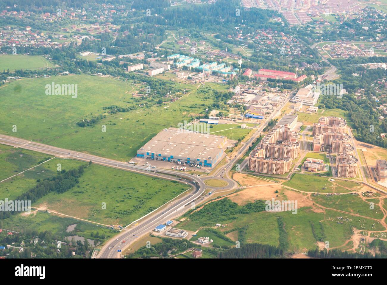Région de Moscou de la fenêtre de l'avion. Bâtiments privés et de plusieurs étages. Complexe d'entrepôts près de l'aéroport. Banque D'Images