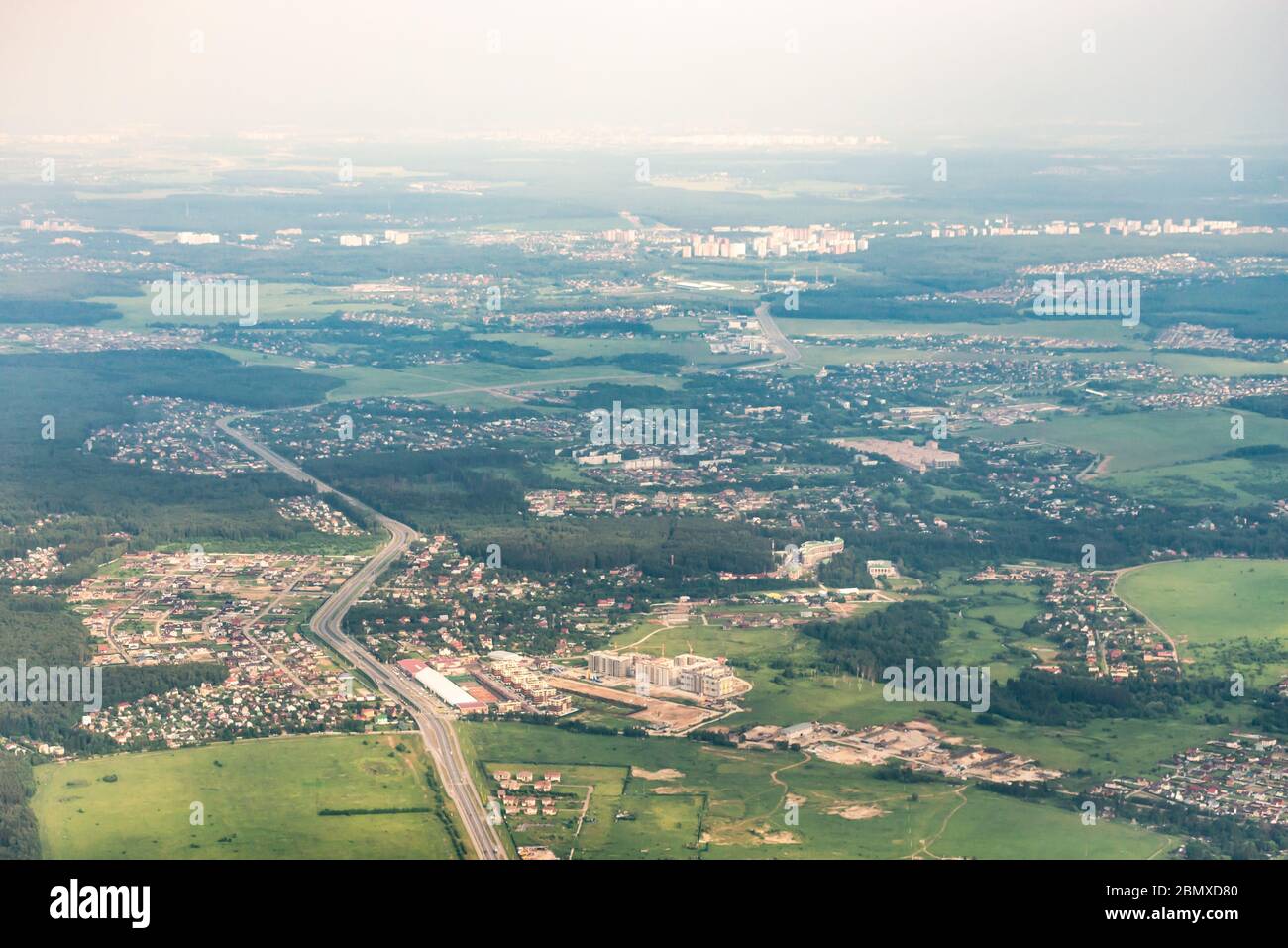 Région de Moscou depuis la fenêtre de l'avion. Villages et villes parmi les forêts et les champs. Le printemps est arrivé. Banque D'Images