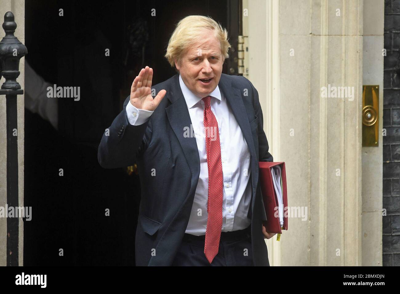 Le premier ministre Boris Johnson quitte le 10 Downing Street, Londres, pour la Chambre des communes, avant sa déclaration à la Chambre sur le COVID-19. Banque D'Images