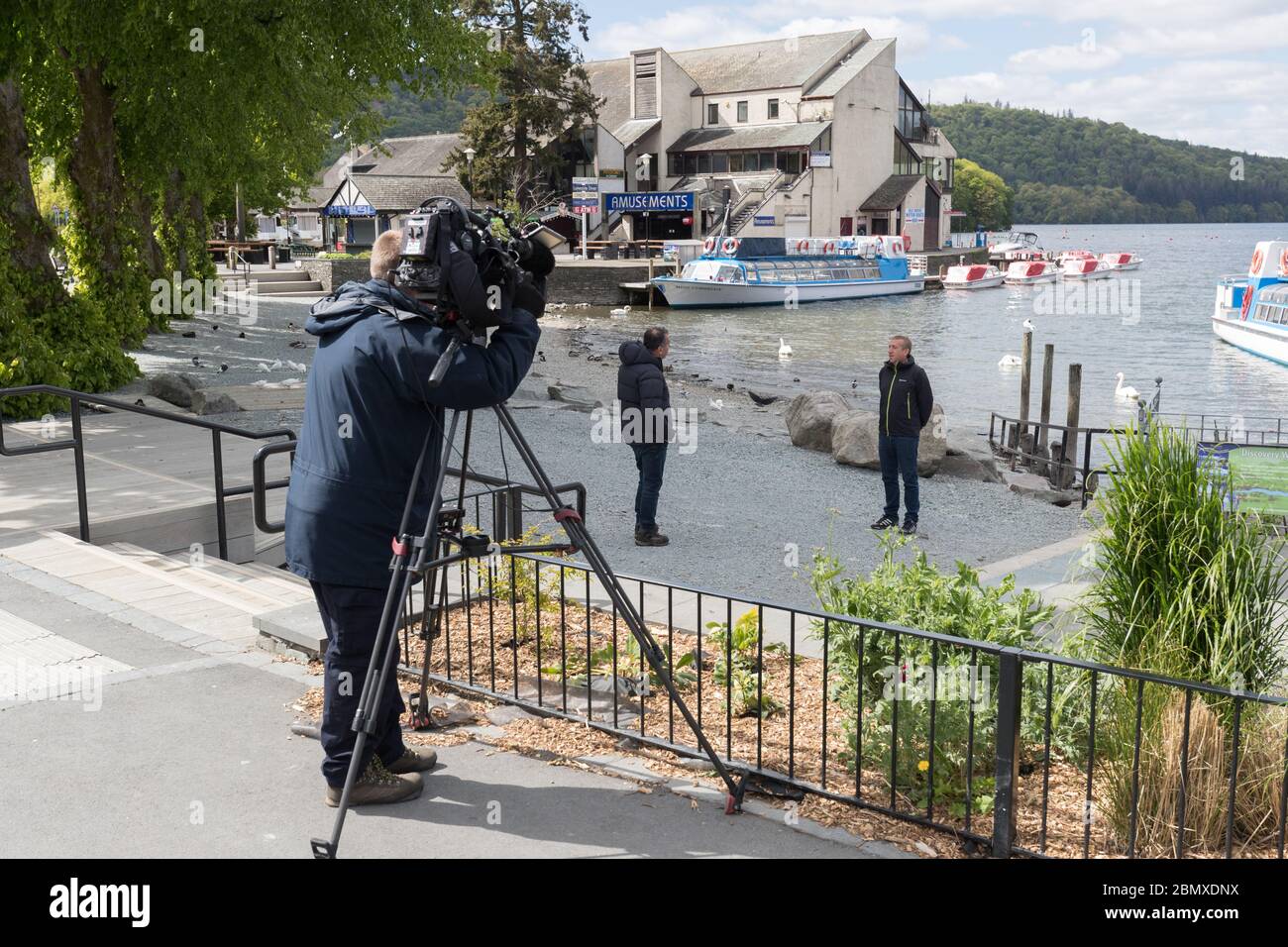 Cumbria, Royaume-Uni. 11 mai 2020. DaN visser, directeur de Cumbria Tourism, enregistre un plaidoyer POUR RESTER LOIN, sur BBC News TV 18 h et 22 h, Pour les touristes à rester loin du Lake District après le PM disant aux gens qu'ils peuvent conduire à des endroits de beauté pour l'exercice en Angleterre à partir du mercredi -dan.visser@langdale.co.uk - voir l'interview ci-jointe sous ' plus d'information ' - tournage à Bowness Bay sur le lac Windermere . Crédit : Gordon Shoosmith/Alay Live News Banque D'Images