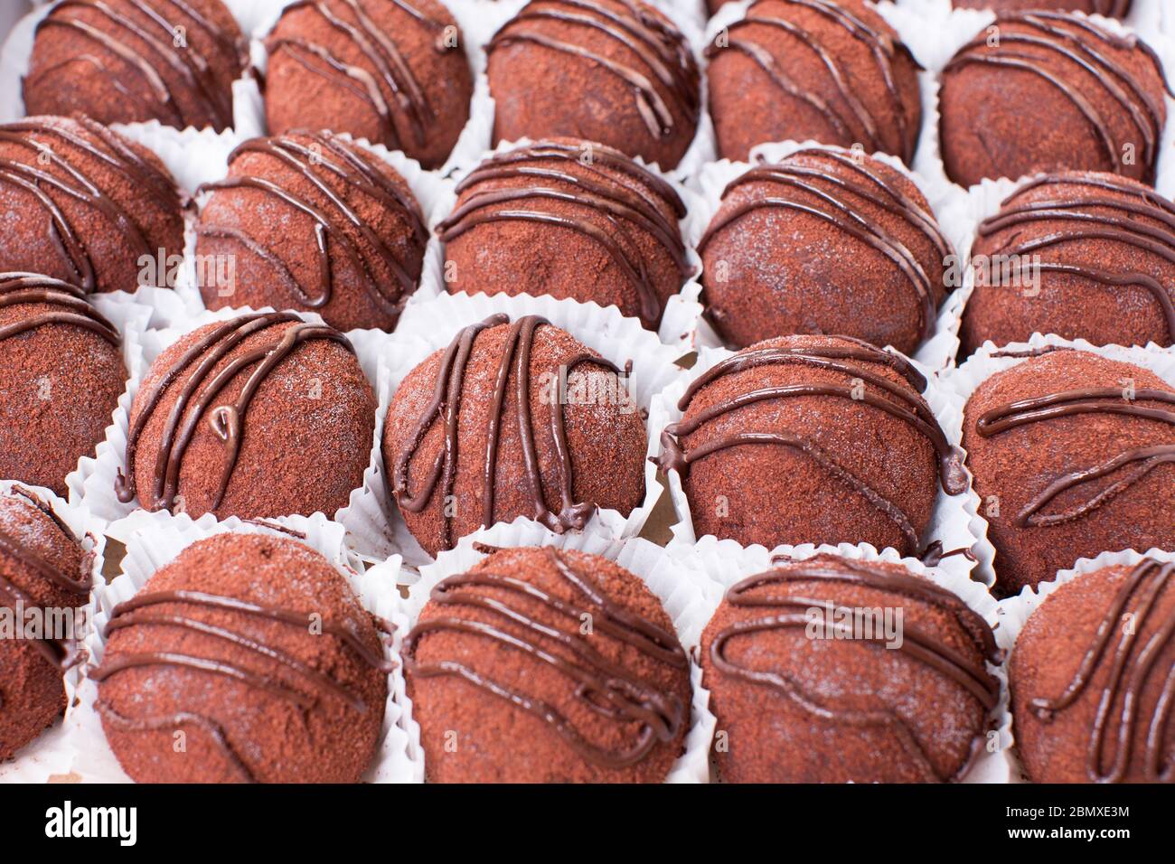 Truffes truffes gastronomiques faits à la main par chocolatier. Banque D'Images