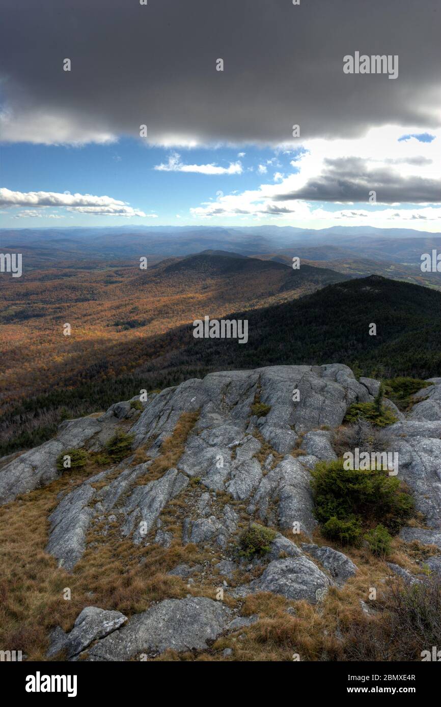 Vue depuis le sommet de Mount Hunger, montrant des nuages, du soleil et des ombres sur le feuillage changeant de l'automne dans le Vermont, aux États-Unis Banque D'Images