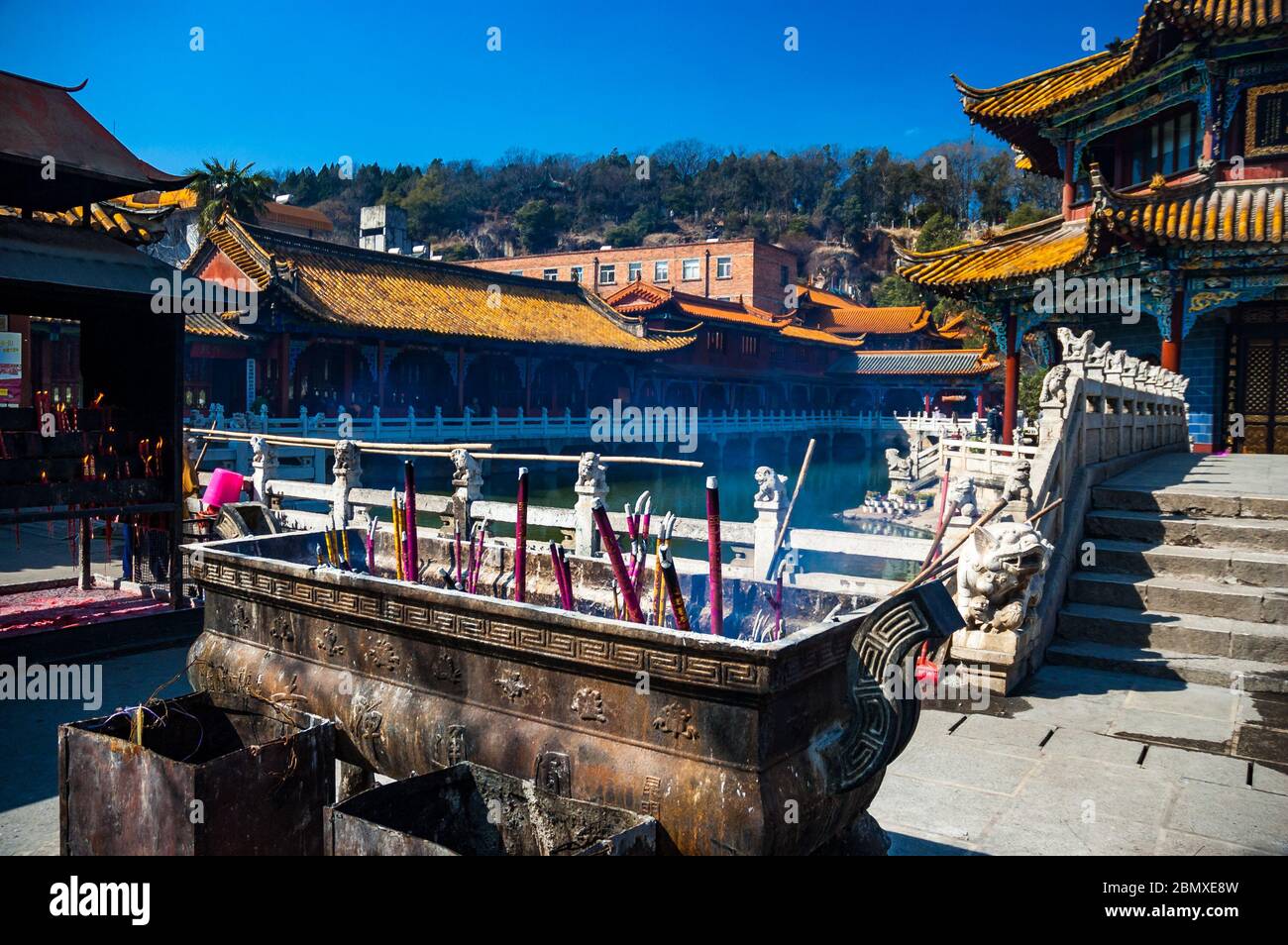 Burning joss sticks en face de Yuantong Hall dans le complexe du Temple Yuantong à Kunming, Province du Yunnan, Chine. Banque D'Images