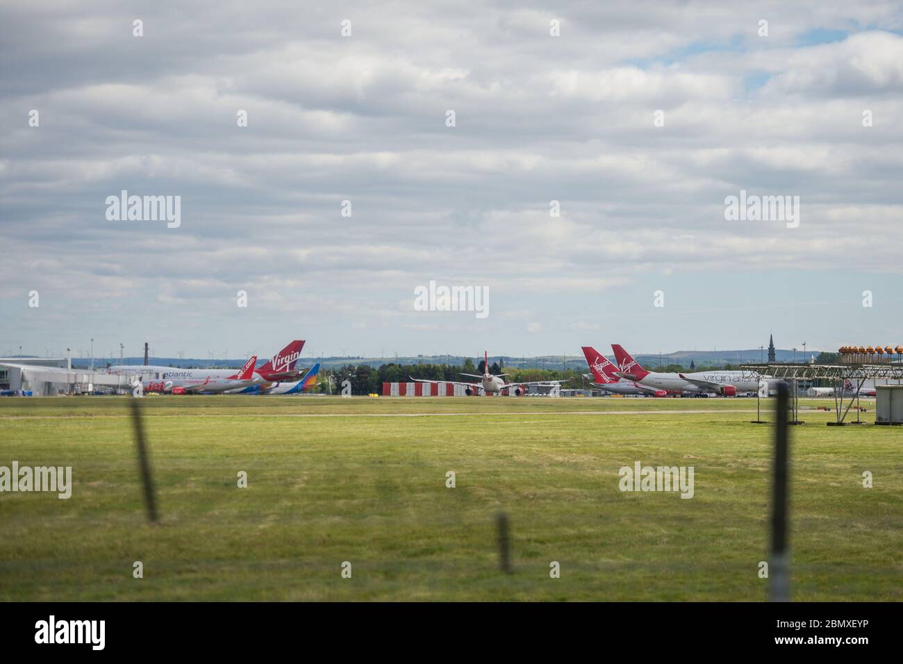 Glasgow, Royaume-Uni. 11 mai 2020. Photo : Virgin Atlantic déplace davantage son avion vers l'aéroport de Glasgow pour l'entreposage pendant le confinement prolongé du coronavirus (COVID19). Deux Boeing 747-400 et deux Airbus A330-300 sont vus sur le Tarmac. Jusqu'à présent, Virgin Atlantic a annoncé qu'elle fermera indéfiniment ses activités à l'aéroport de Gatwick, ce qui aura des répercussions considérables pour d'autres compagnies aériennes et le sud de l'Angleterre. Crédit : Colin Fisher/Alay Live News Banque D'Images