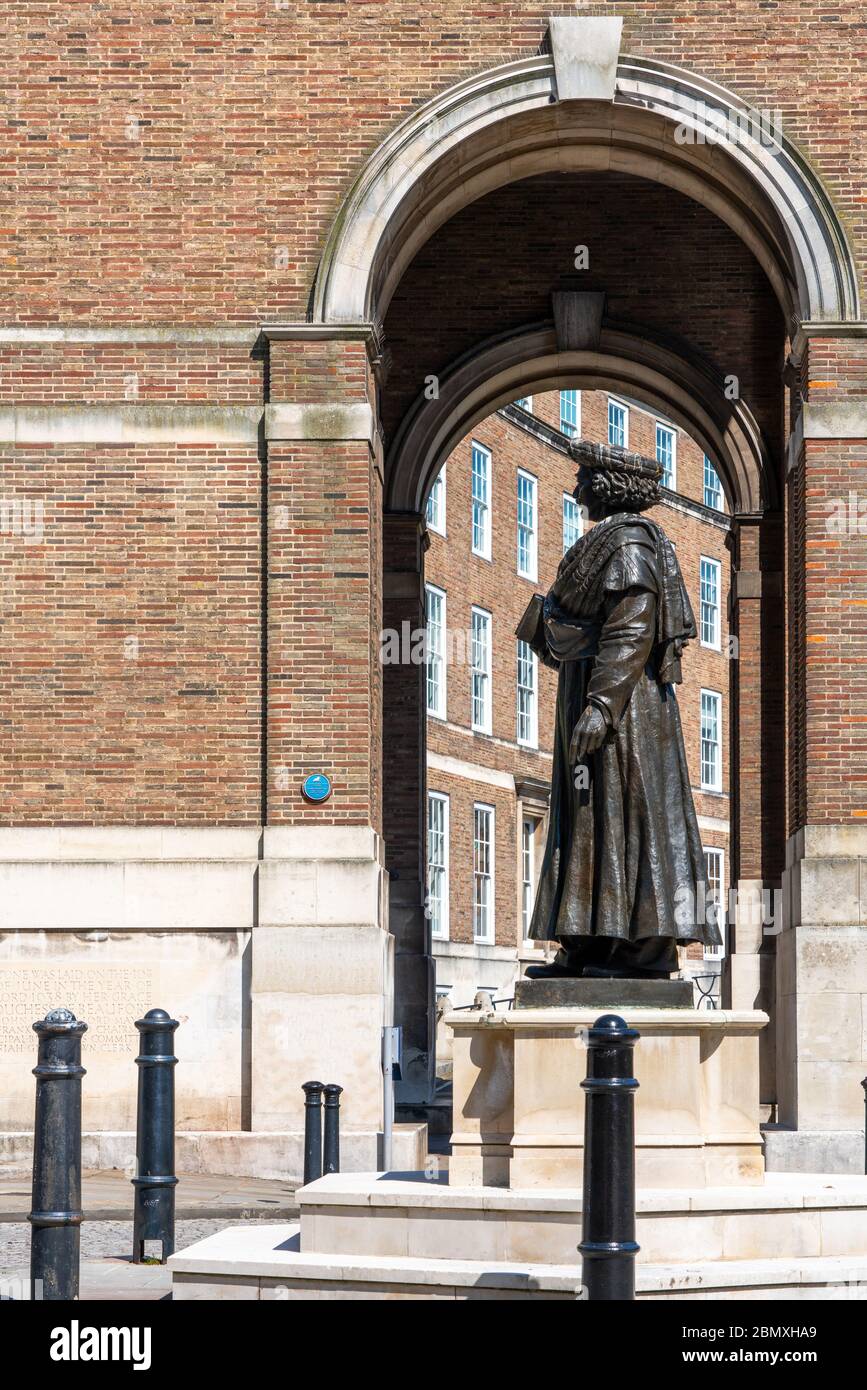 Statue du réformateur hindou indien Raja Rammohun Roy devant l'hôtel de ville de Bristol sur College Green, décédé lors de sa visite à Bristol en 1833 Banque D'Images