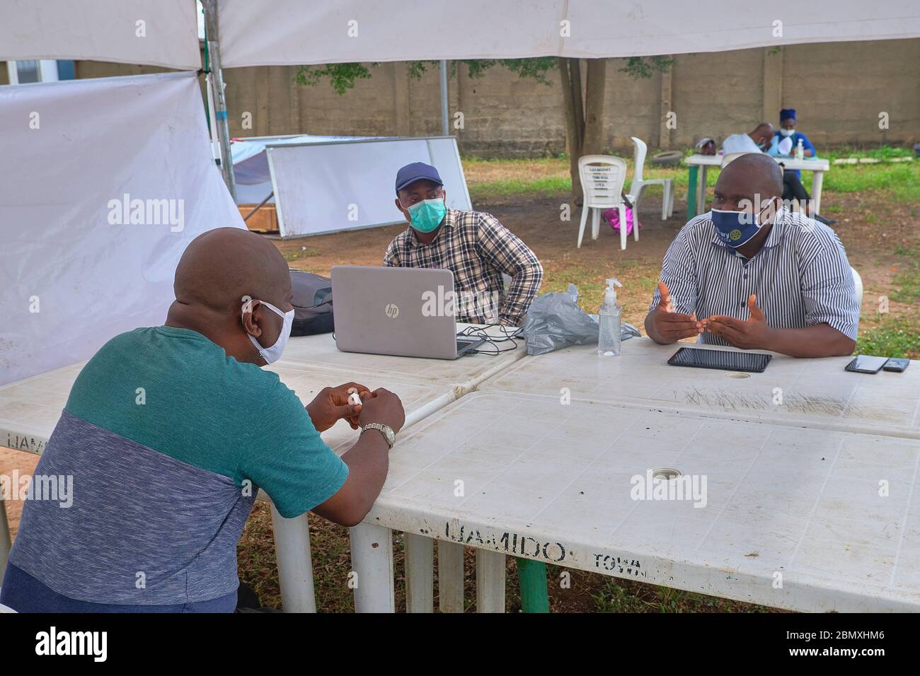 Le personnel médical interroge un patient dans un centre de prélèvement d'échantillons de test Covid-19 de l'État d'Ogun, au Nigeria. Banque D'Images