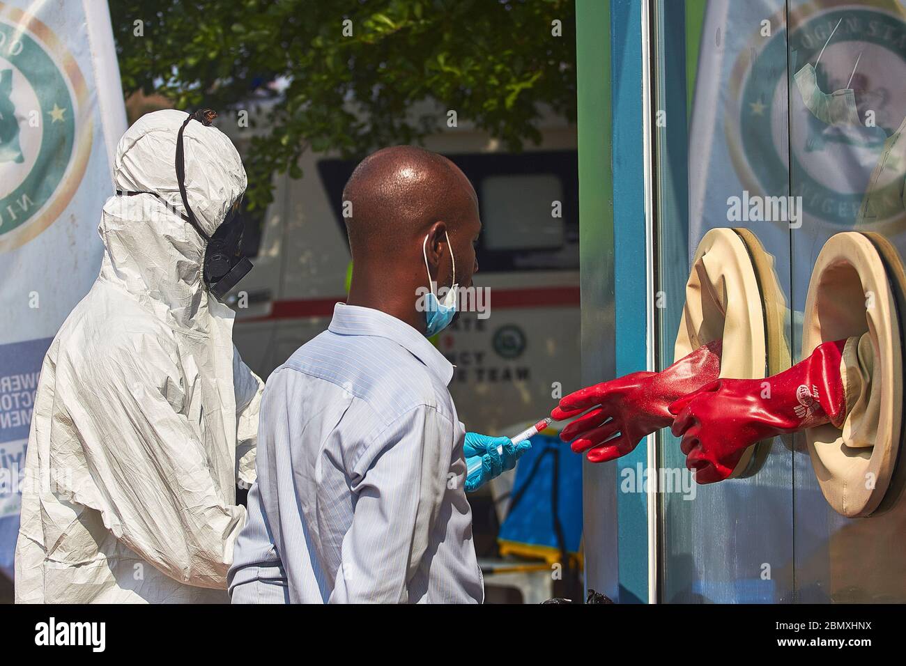 Un médecin prend un écouvillon d'un patient dans un centre de prélèvement d'échantillons de test Covid-19 de l'État d'Ogun, au Nigeria. Banque D'Images