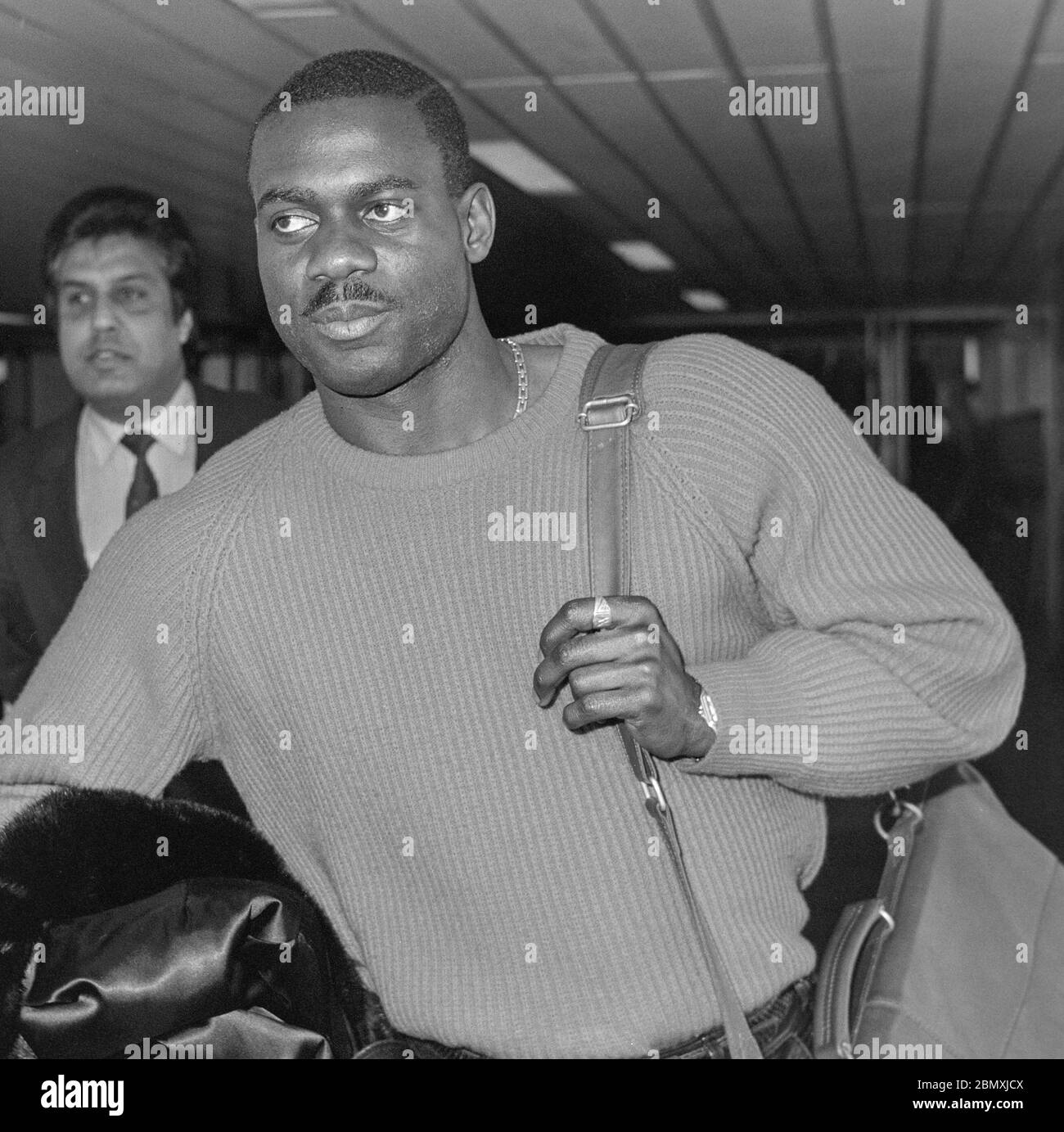 Le sprinter canadien Ben Johnson arrive à l'aéroport de Londres Heathrow en janvier 1989. Banque D'Images