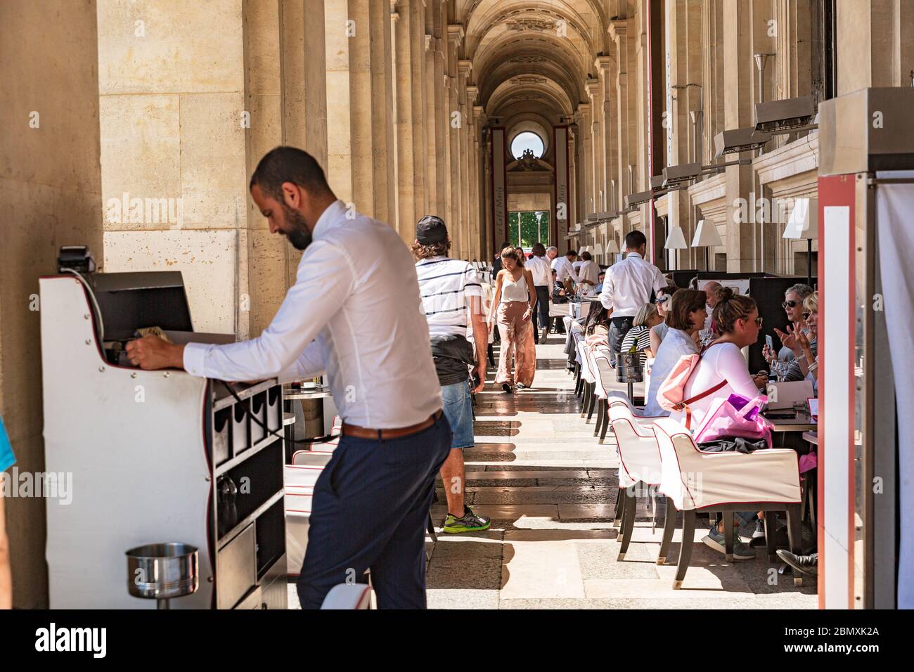 Les Parisiens et les touristes apprécient les boissons de la journée d'été dans le café Une terrasse du Louvre Banque D'Images