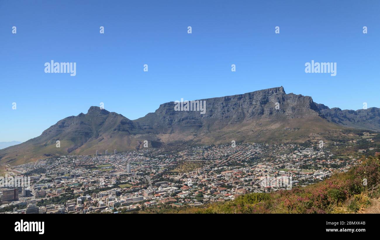 Vue panoramique sur Table Mountain et Devil's Peak à travers le Cape Town City Bowl en été, Western Cape, Afrique du Sud Banque D'Images