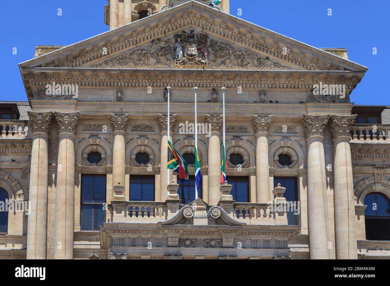 Les drapeaux ont flotté en Berne devant l'hôtel de ville du Cap le 6 décembre 2013, le lendemain de la mort de Nelson Mandela, en Afrique du Sud Banque D'Images