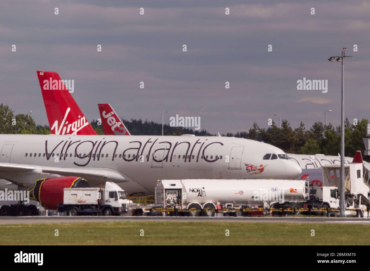 Glasgow, Royaume-Uni. 11 mai 2020. Photo : Virgin Atlantic déplace davantage son avion vers l'aéroport de Glasgow pour l'entreposage pendant le confinement prolongé du coronavirus (COVID19). Deux Boeing 747-400 et deux Airbus A330-300 sont vus sur le Tarmac. Jusqu'à présent, Virgin Atlantic a annoncé qu'elle fermera indéfiniment ses activités à l'aéroport de Gatwick, ce qui aura des répercussions considérables pour d'autres compagnies aériennes et le sud de l'Angleterre. Crédit : Colin Fisher/Alay Live News Banque D'Images