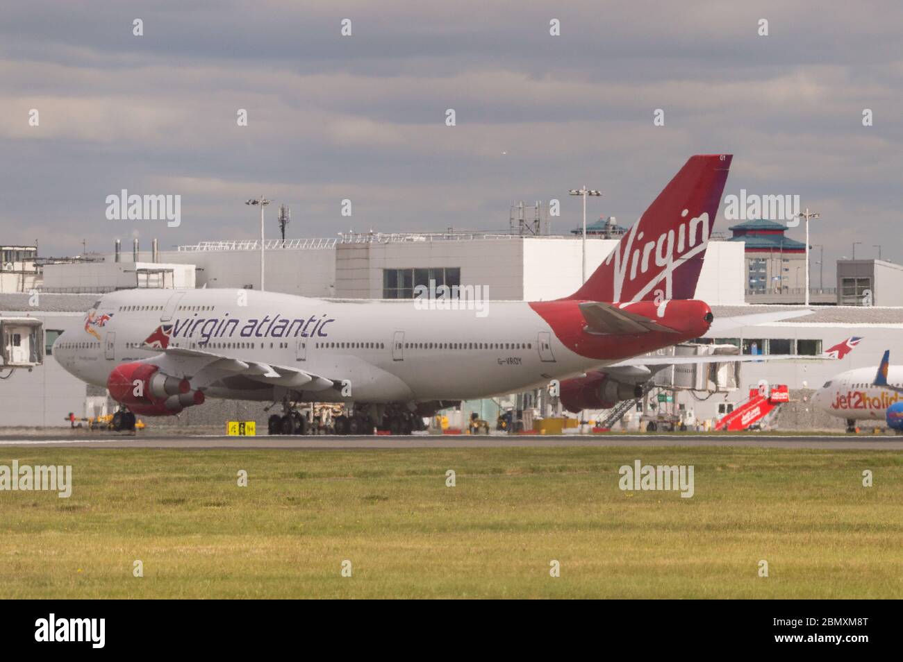 Glasgow, Royaume-Uni. 11 mai 2020. Photo : Virgin Atlantic déplace davantage son avion vers l'aéroport de Glasgow pour l'entreposage pendant le confinement prolongé du coronavirus (COVID19). Deux Boeing 747-400 et deux Airbus A330-300 sont vus sur le Tarmac. Jusqu'à présent, Virgin Atlantic a annoncé qu'elle fermera indéfiniment ses activités à l'aéroport de Gatwick, ce qui aura des répercussions considérables pour d'autres compagnies aériennes et le sud de l'Angleterre. Crédit : Colin Fisher/Alay Live News Banque D'Images