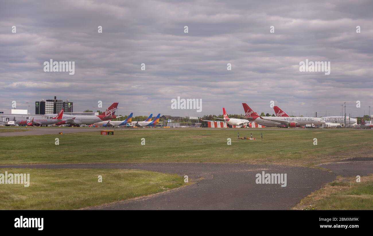 Glasgow, Royaume-Uni. 11 mai 2020. Photo : Virgin Atlantic déplace davantage son avion vers l'aéroport de Glasgow pour l'entreposage pendant le confinement prolongé du coronavirus (COVID19). Deux Boeing 747-400 et deux Airbus A330-300 sont vus sur le Tarmac. Jusqu'à présent, Virgin Atlantic a annoncé qu'elle fermera indéfiniment ses activités à l'aéroport de Gatwick, ce qui aura des répercussions considérables pour d'autres compagnies aériennes et le sud de l'Angleterre. Crédit : Colin Fisher/Alay Live News Banque D'Images