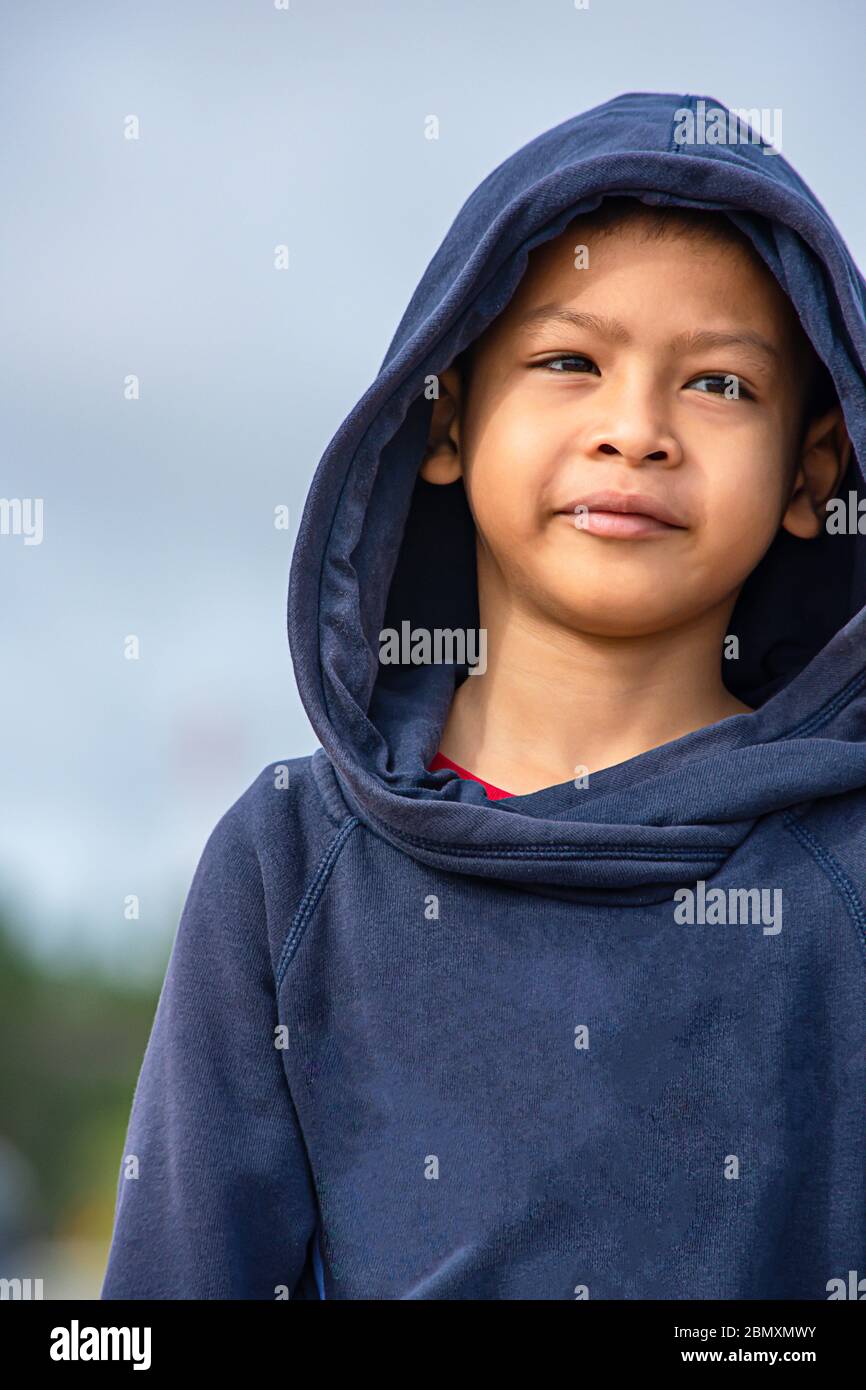 Le portrait d'un garçon asiatique portant une veste d'hiver était heureux de Smiling. Banque D'Images