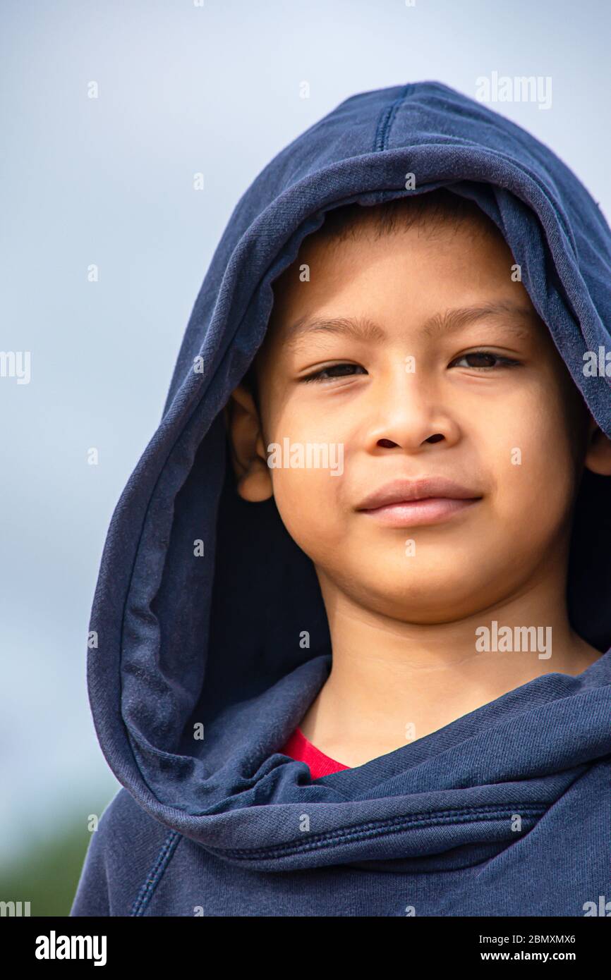 Le portrait d'un garçon asiatique portant une veste d'hiver était heureux de Smiling. Banque D'Images