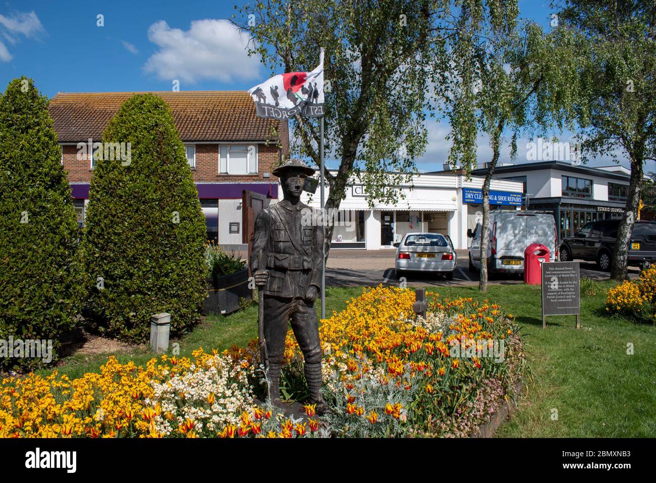 Jolie exposition de fleurs et sculpture en bois d'un soldat pour commémorer la première Guerre mondiale. Banque D'Images