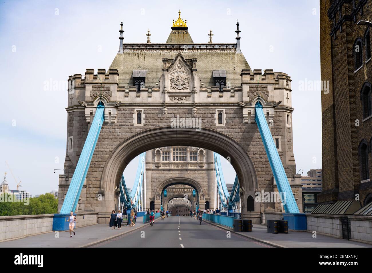 Tower Bridge sans circulation pendant le verrouillage du coronavirus juste avant que Boris Johnson encourage les gens à retourner au travail en voiture. Date de la photo: FR Banque D'Images