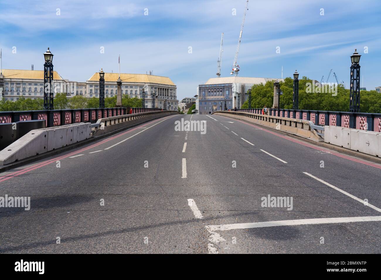 Le pont de Lambeth sans circulation pendant le verrouillage du coronavirus juste avant Boris Johnson a encouragé les gens à retourner au travail en voiture. Date de la photo : Banque D'Images