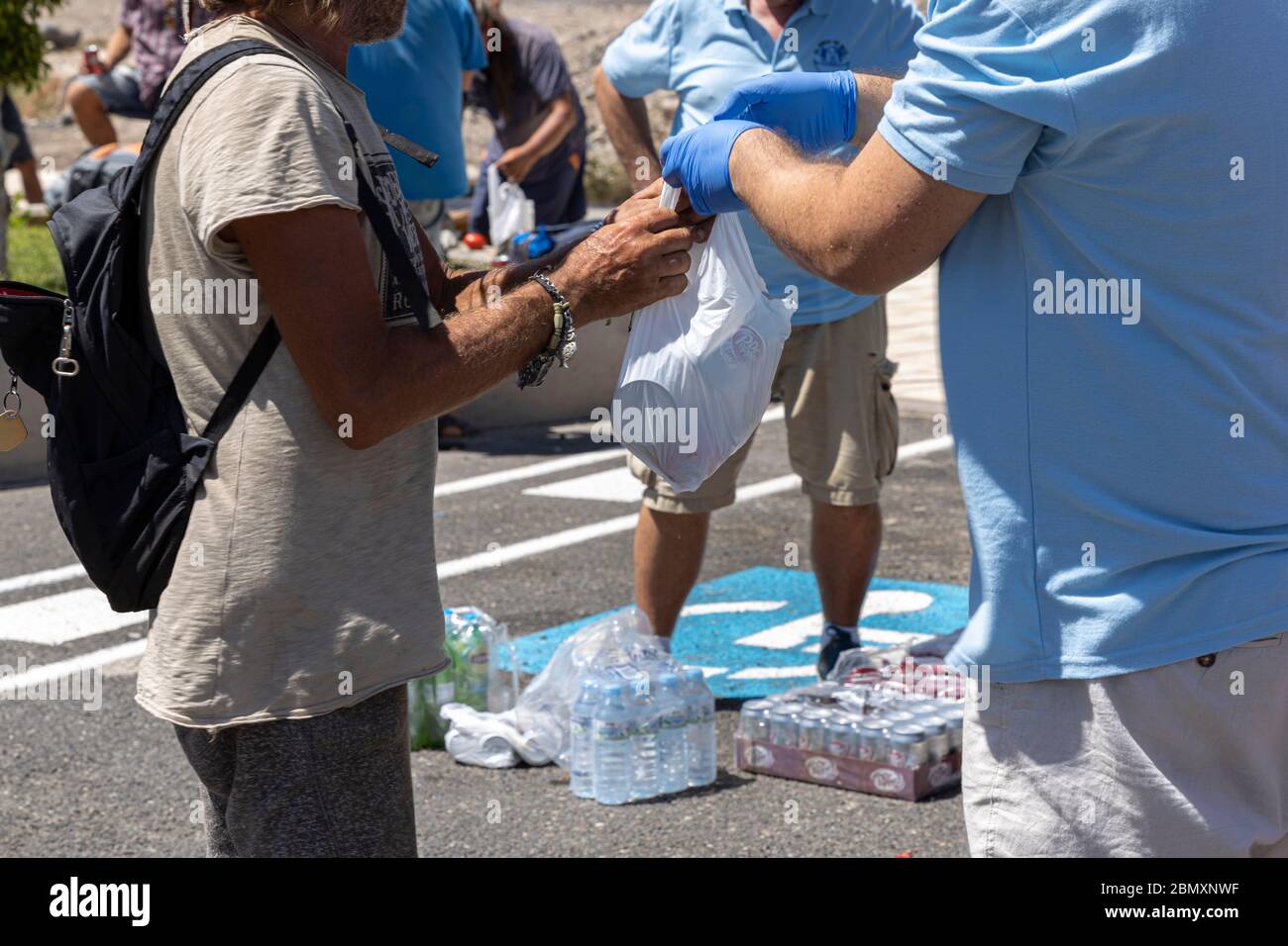 La Caleta, Costa Adeje, Tenerife, Iles Canaries. 11 mai 2020. L'organisme caritatif de la banque alimentaire El Arca de Noe, Noahs Ark, géré par des résidents britanniques, fournit de la nourriture, de l'eau et des boissons non alcoolisées à un groupe de personnes sans abri vivant en agitée le long de la côte de Costa Adeje. Ils comptent sur les dons des entreprises locales et distribuent des denrées alimentaires de base à plus de cent personnes trois fois par semaine. Banque D'Images