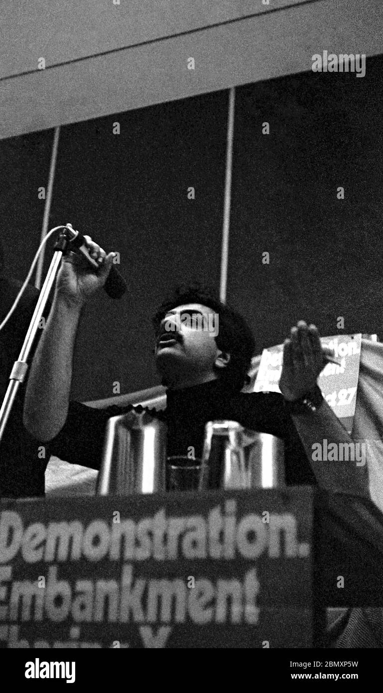 Tariq Ali, de la campagne de solidarité du Vietnam, visite les salles Anson de l’université de Bristol en octobre 1968 pour s’appuyer sur une marche de protestation contre la guerre du Vietnam à Londres plus tard dans le mois. Lors de la manifestation du 27 octobre, il a remis une pétition à Downing Street avec 75,000 signatures appelant le gouvernement britannique à cesser de soutenir les États-Unis dans sa guerre du Vietnam. Banque D'Images Tariq Ali, de la campagne de solidarité du Vietnam, visite les salles Anson de l’université de Bristol en octobre 1968 pour s’appuyer sur une marche de protestation contre la guerre du Vietnam à Londres plus tard dans le mois. Lors de la manifestation du 27 octobre, il a remis une pétition à Downing Street avec 75,000 signatures appelant le gouvernement britannique à cesser de soutenir les États-Unis dans sa guerre du Vietnam. Banque D'Images