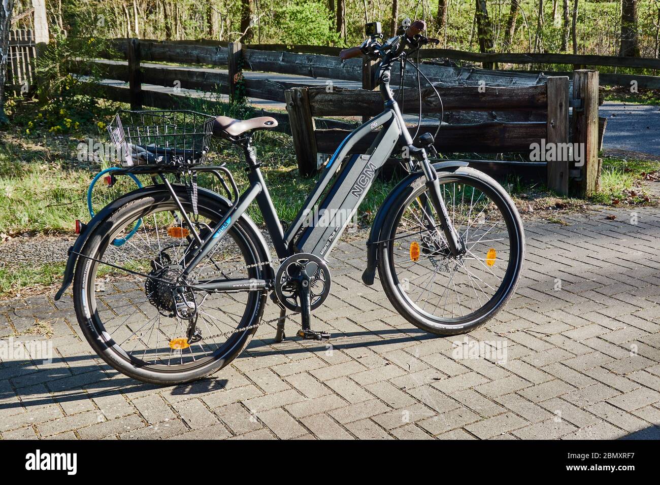 Gifhorn, Allemagne, 19 avril 2020: Vélo électrique de la marque allemande  NCM sur le trottoir devant l'entrée de cour prêt pour le début de Photo  Stock - Alamy