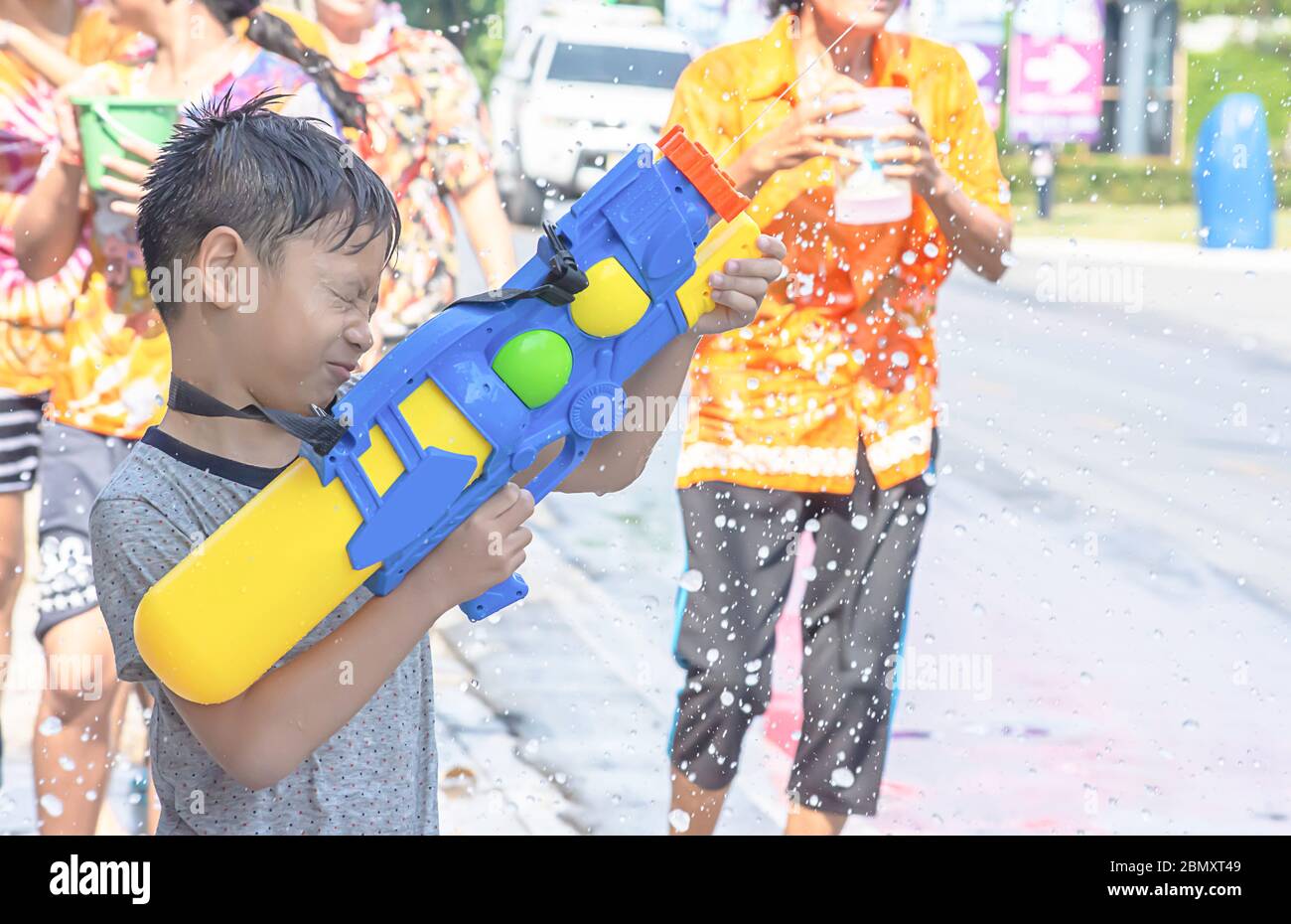 Asian boy holding a canon à eau jouer Songkran festival ou nouvel an Thaï en Thaïlande. Banque D'Images