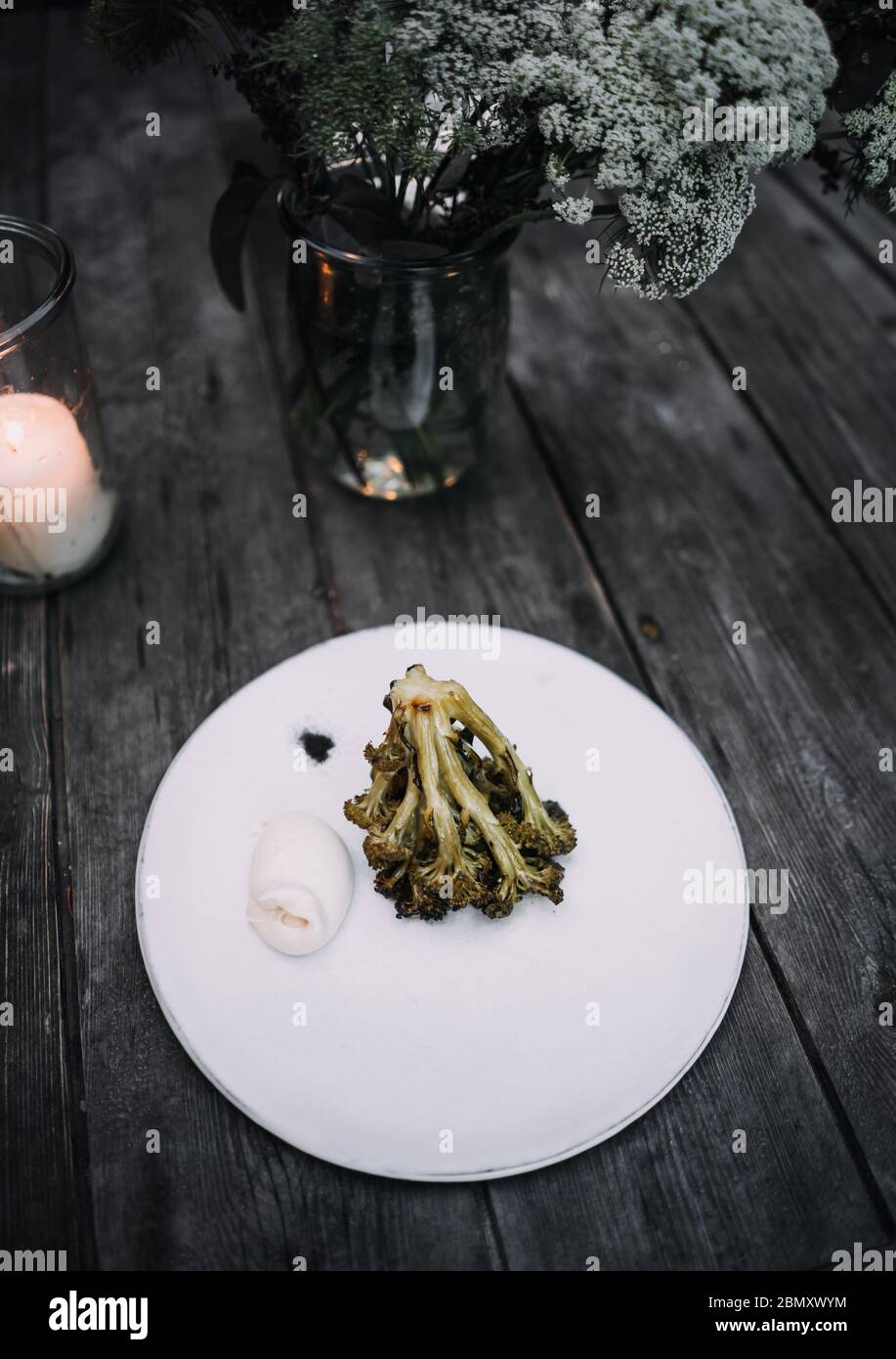 photo d'un plat de brocoli de luxe avec sauce blanche Banque D'Images