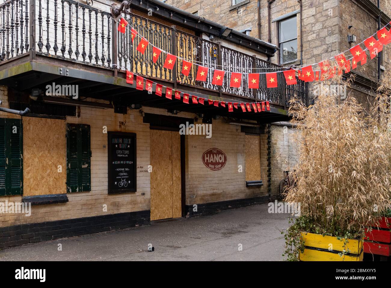 Le restaurant vietnamien « Hanoi Bike Shop » est fermé et a embarqué pendant le confinement en cas de pandémie du coronavirus, Ruthven Lane, Glasgow, Écosse, Royaume-Uni Banque D'Images