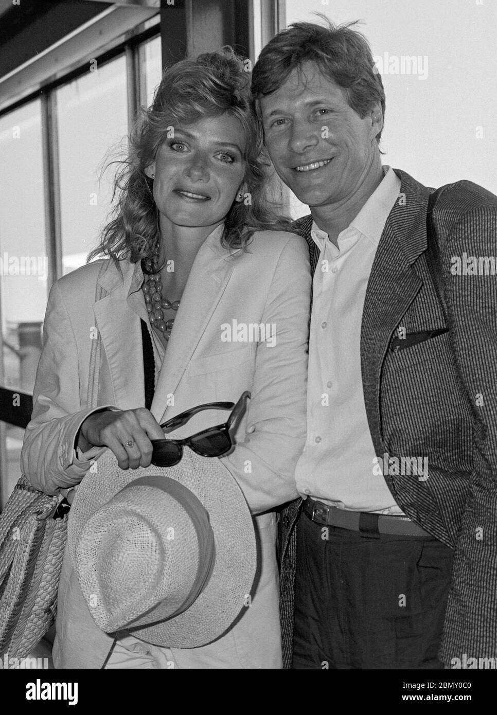 Le chanteur et acteur britannique Paul Jones avec sa femme Fiona Hendley  quitte l'aéroport de Londres Heathrow en avril 1985 Photo Stock - Alamy