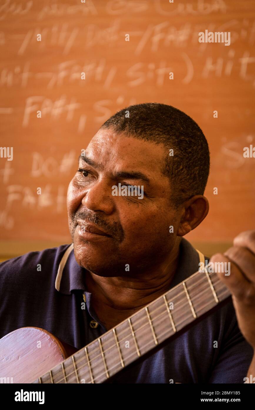 Professeur de musique chantant et jouant de la guitare au centre des arts -  Casa de la Cultura 'Josue Pais Garcia', Santiago de Cuba, Cuba Photo Stock  - Alamy