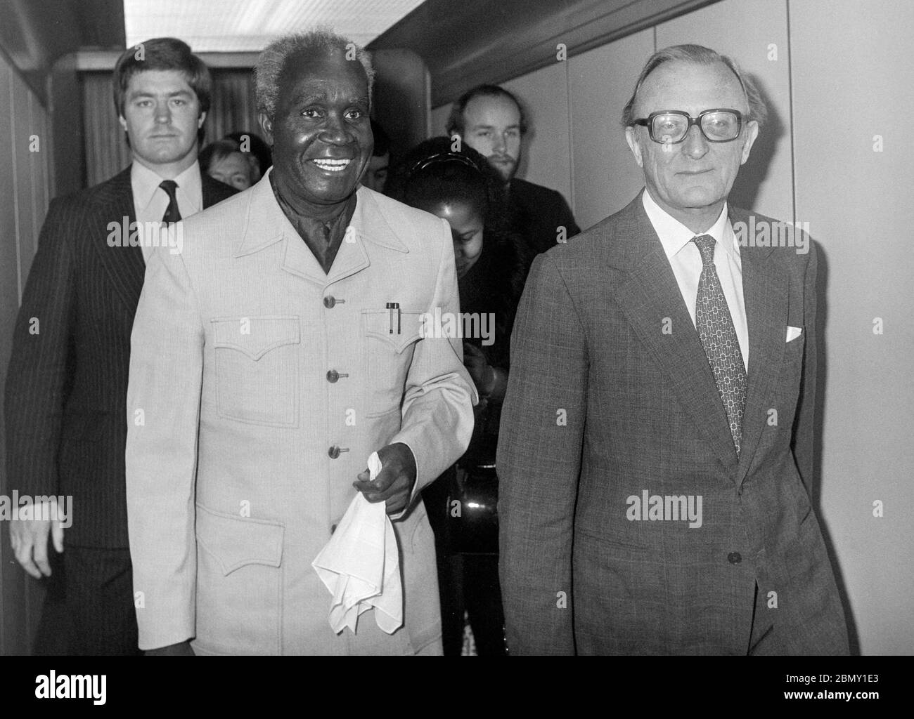 Le président Kaunda de Zambie arrivant à l'aéroport de Londres Heathrow en novembre 1979 a rencontré le secrétaire britannique aux Affaires étrangères Lord Carrington. Banque D'Images