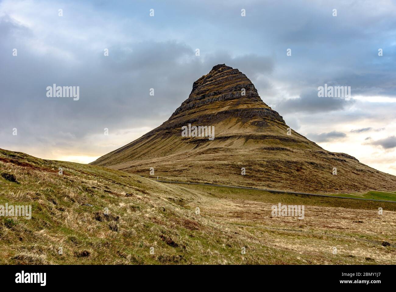 Kirkjufell Mountain en Islande, le jour du printemps Banque D'Images