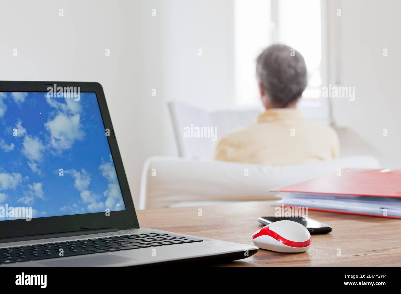 Homme ayant une pause de travail à la maison - se concentrer sur le premier plan Banque D'Images