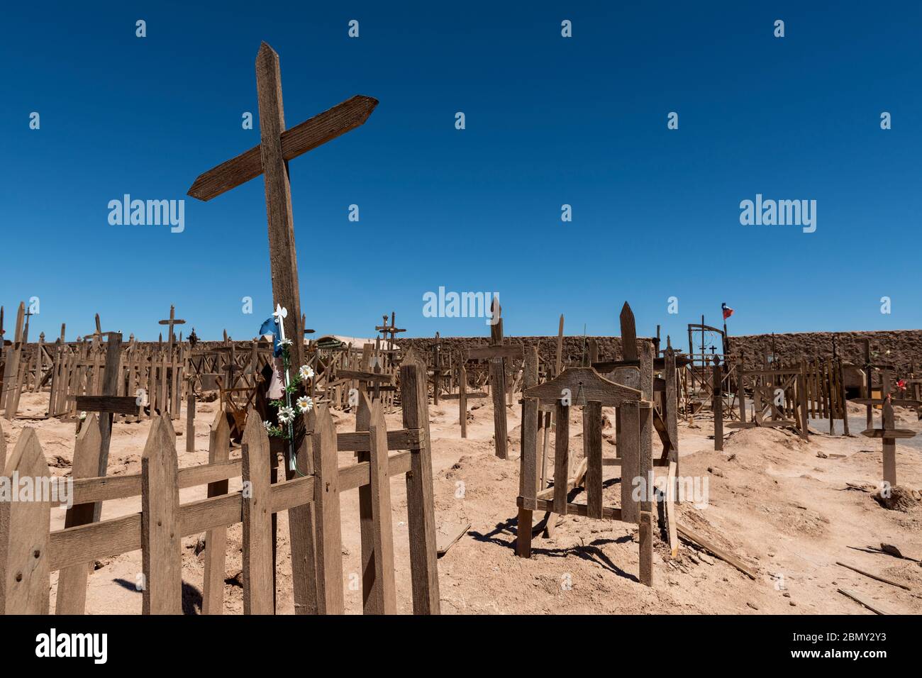 Un vieux cimetière avec des croix en bois près du towm abandonné de l'Union de Pampa, dans le désert d'Atacama, au Chili, en Amérique du Sud. Banque D'Images