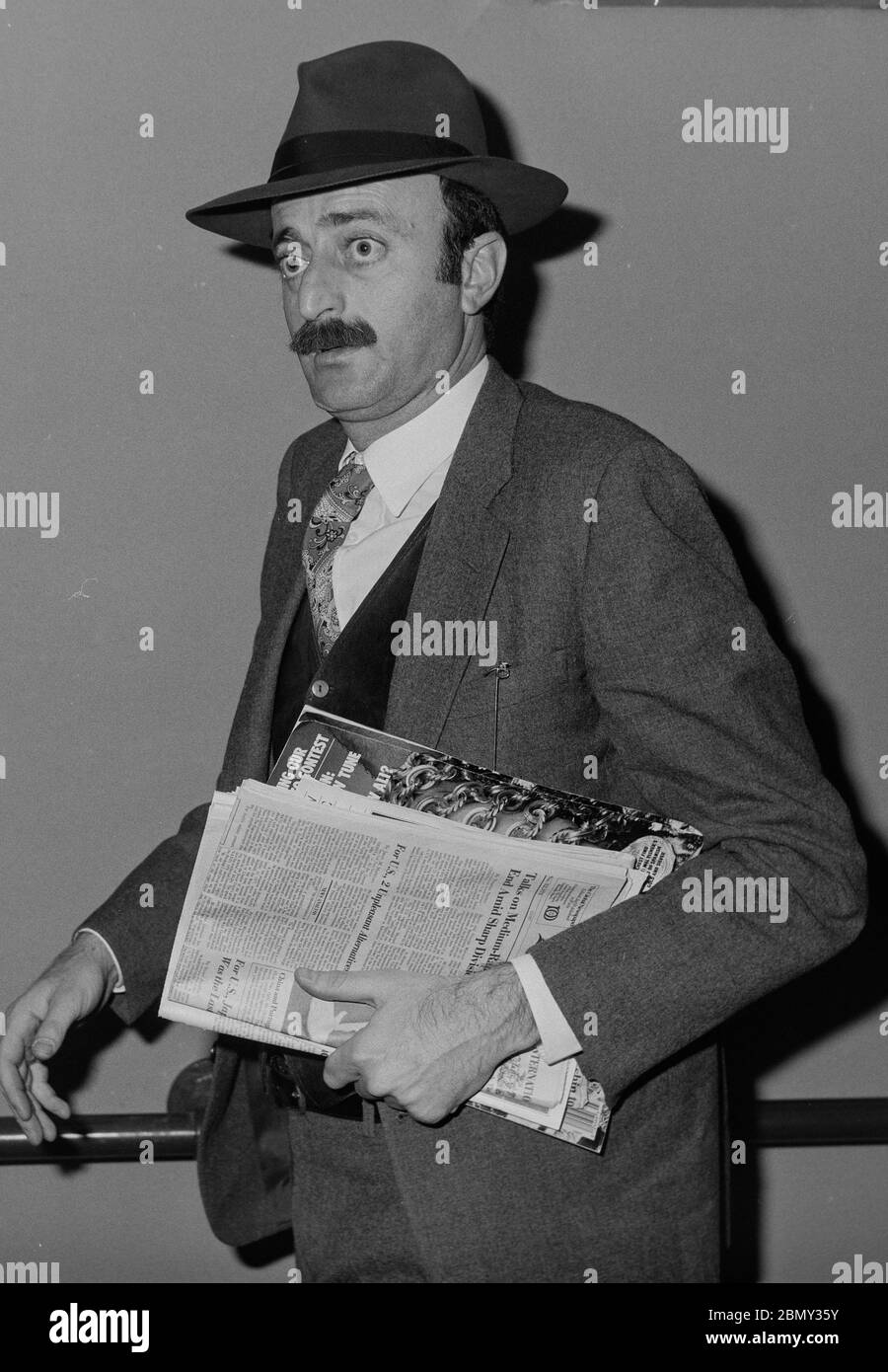 Le politicien libanais Walid Jumblatt, chef du parti Druze libanais, arrive à l'aéroport de Londres Heathrow en mars 1987. Banque D'Images