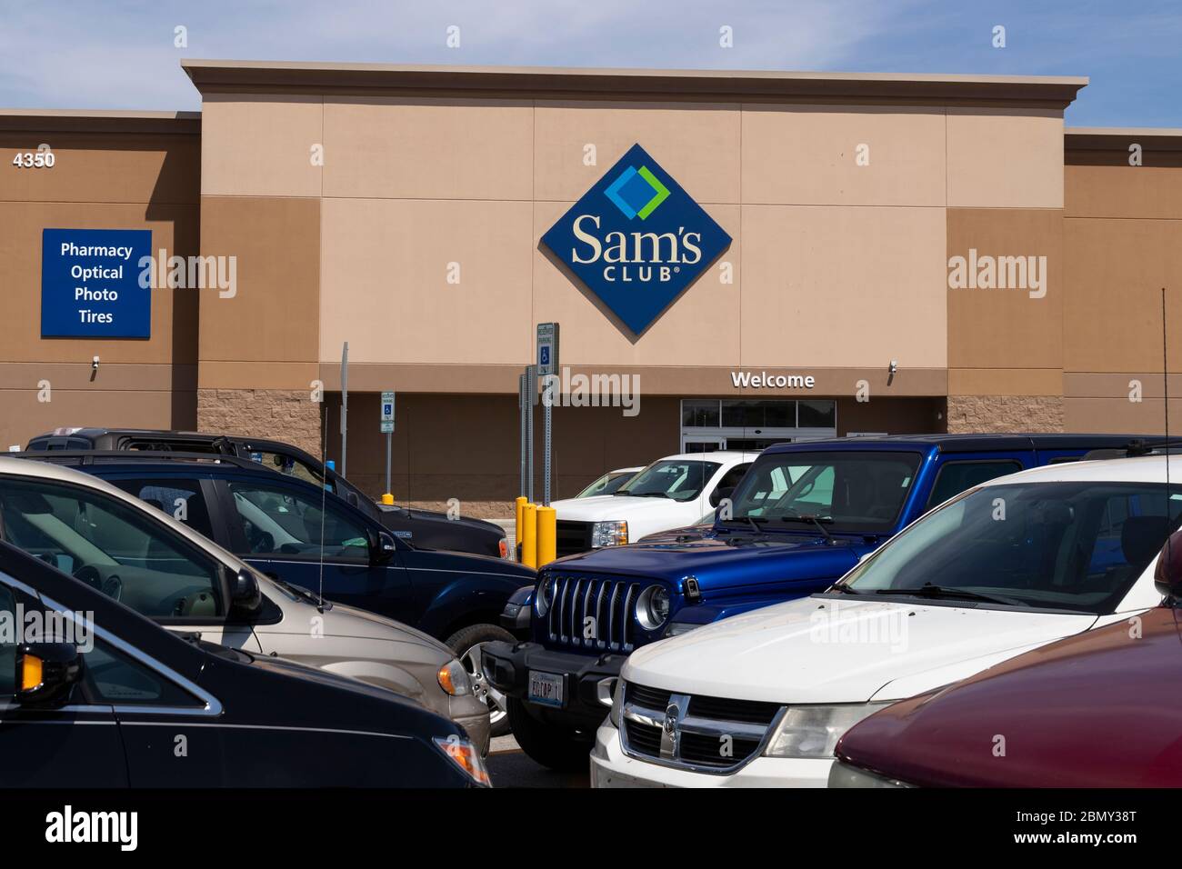 Terre haute - Circa Mai 2020: Entrepôt de sam's Club. Sam's Club est une chaîne de magasins appartenant uniquement à Walmart. Banque D'Images