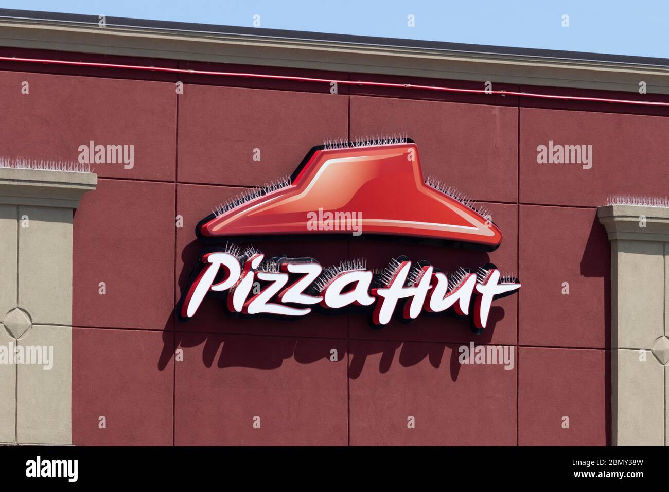 Terre haute - Circa Mai 2020: Restaurant Pizza Hut. Pizza Hut offre la livraison sans contact, l'exécution et le ramassage sur le trottoir pendant la distance sociale Banque D'Images