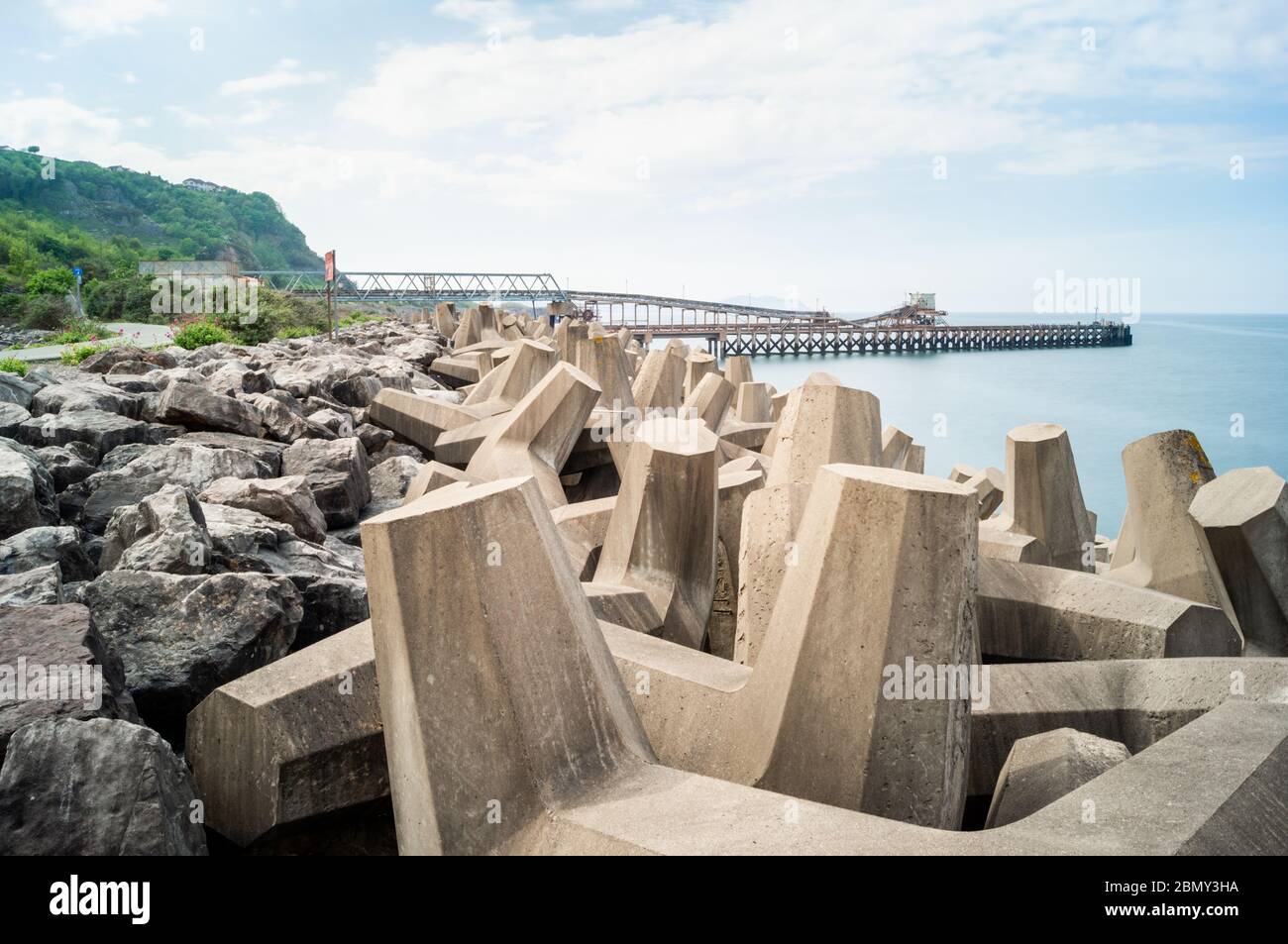 Dolosse de béton (pluriel de dolos) sur la côte nord du pays de Galles, structures géantes utilisées pour dissiper le pouvoir des vagues qu'elles agissent comme brise-lames. Banque D'Images