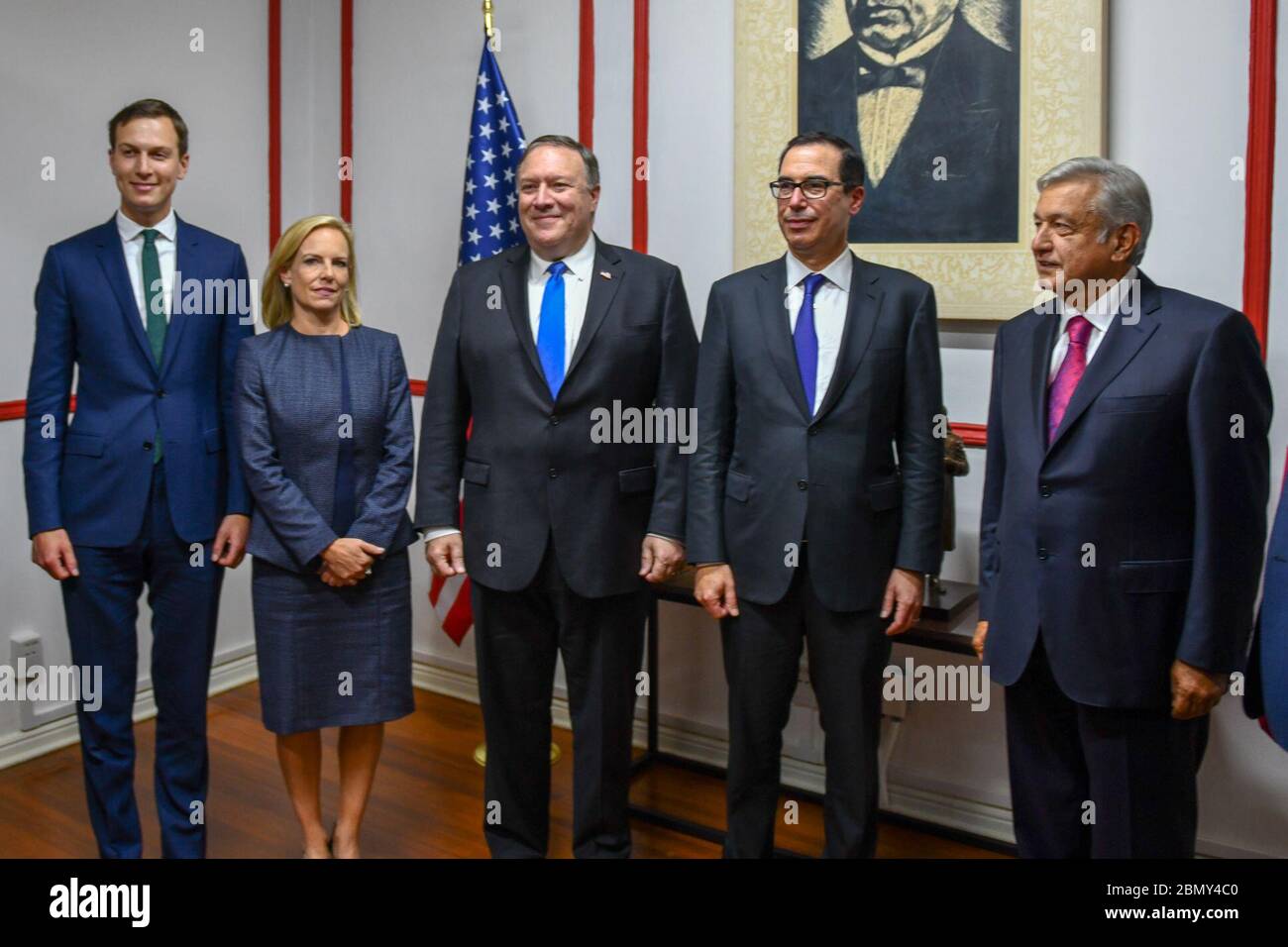 Le secrétaire Pompeo, le secrétaire Mnuchin, le secrétaire Nielsen et le conseiller Kushner avec le président élu du Mexique Obrador le secrétaire d'État américain Michael R. Pompeo, le secrétaire au Trésor américain Steven Mnuchin, Le secrétaire américain à la sécurité intérieure Kirstjen Nielsen et le conseiller principal du président Jared Kushner rencontrent le président élu du Mexique Andres Manuel Lopez Obrador à Mexico, Mexique, le 13 juillet 2018. Banque D'Images