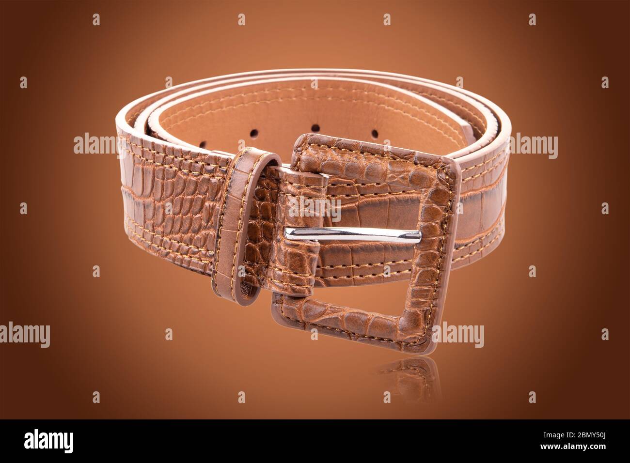 Ceinture en cuir marron sur fond marron Banque D'Images