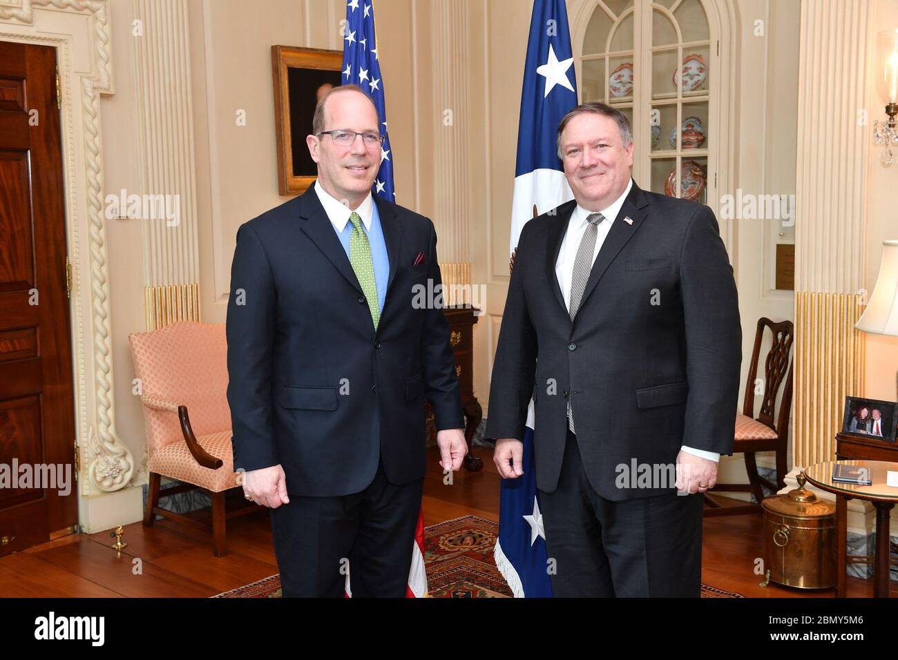 Le 20 août 2018, le secrétaire d'État américain Mike Pompeo a officié la cérémonie d'assermentation du Dr Christopher A. Ford en tant que secrétaire adjoint à la sécurité internationale et à la non-prolifération au département d'État. Banque D'Images